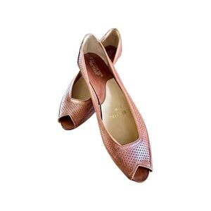 GLORIUS, WOMENS LOW HEELED SHOES. PERFORATED LEATHER WITH PEEP TOE. SIZE 8 1/2M